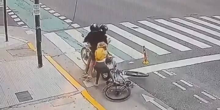 Video: un motochorro intentó robarle a una turista rusa, forcejearon y ella logró retenerlo hasta que lo arrestaron
