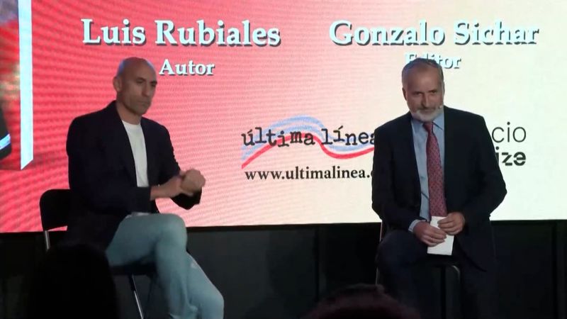 Lanzan huevos a Luis Rubiales durante la presentación de su libro