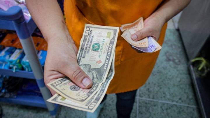 El bolívar se devalúa un 8,8 % frente al dólar en noviembre