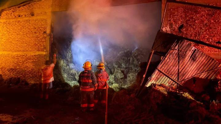 Bomberos cumplen 24 horas combatiendo un incendio en San Miguel Octopan