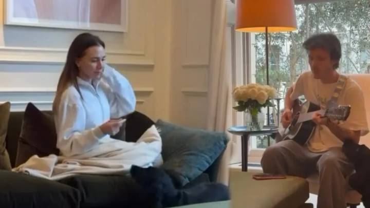 Victoria Beckham recuerda a las Spice Girls y canta uno de sus temas junto a su hijo Cruz