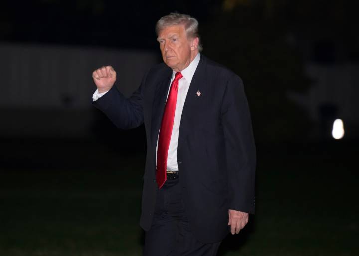 La Opinión Hoy: Trump asegura que los estadounidenses recibirán un bono de 2,000 dólares por los aranceles