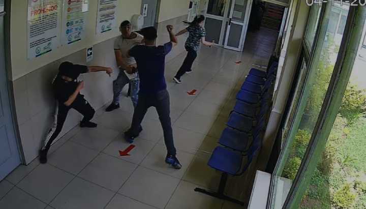 VIDEO: sujetos irrumpen en Cesfam de Temuco y propinan golpiza a paciente apuñalado