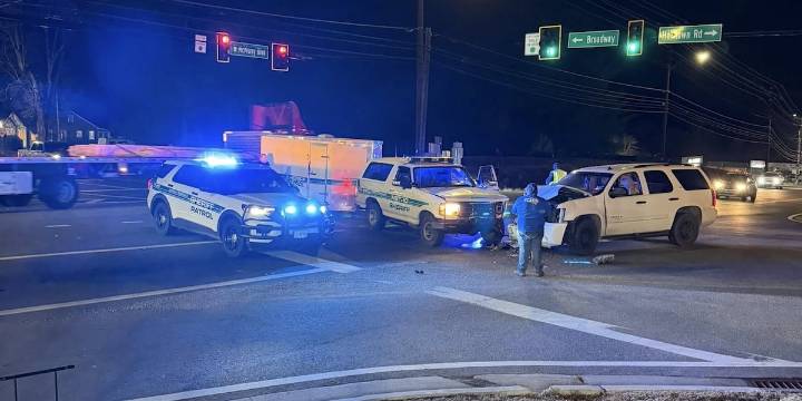 Crash involving deputy partially blocks intersection in Trousdale County