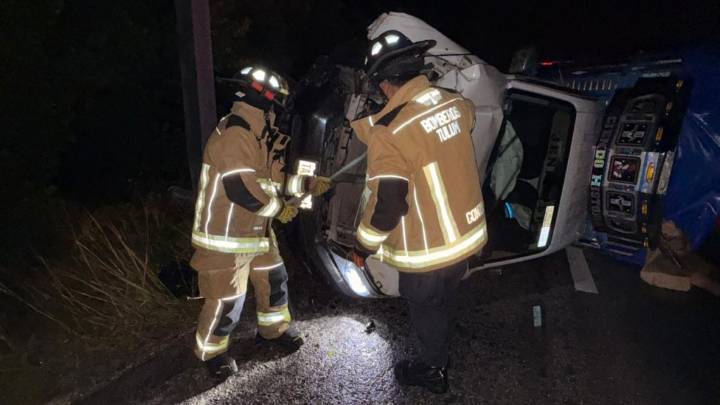 Camioneta termina volcada tras chocar contra señalamiento