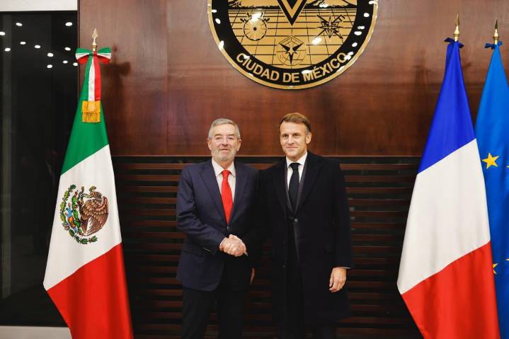 Emmanuel Macron arriba a México para reunión con Sheinbaum