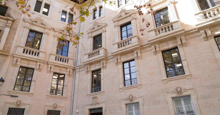 La fachada de la antigua Casa de Socorro, el primer centro de salud con urgencias, reluce de nuevo tras su reforma