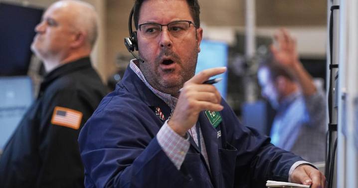 Wall Street loses ground under the weight of falling technology stocks