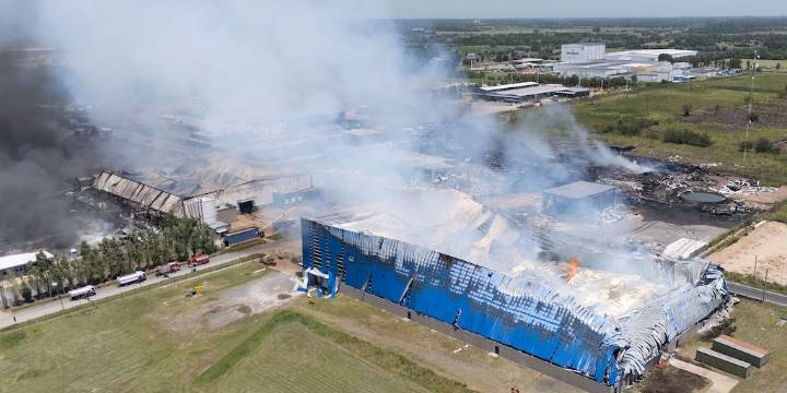 Tras el fuego en Ezeiza, las aseguradoras inspeccionan las empresas afectadas: “Parece una zona de guerra”