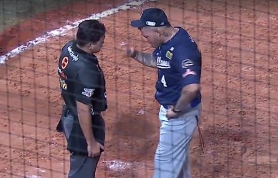 Yadier Molina fue expulsado por primera vez en su segunda etapa como dirigente de La Nave