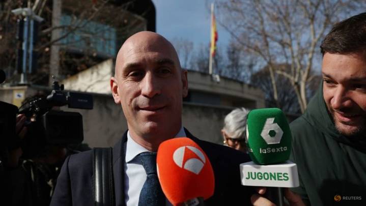 Former Spanish FA chief Rubiales has eggs thrown at him at book launch