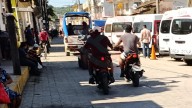 Policías se hacen de “la vista gorda” frente a motociclistas que no acatan el uso obligatorio de casco