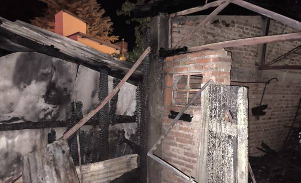 Tres edificaciones afectadas por un incendio en Esquel