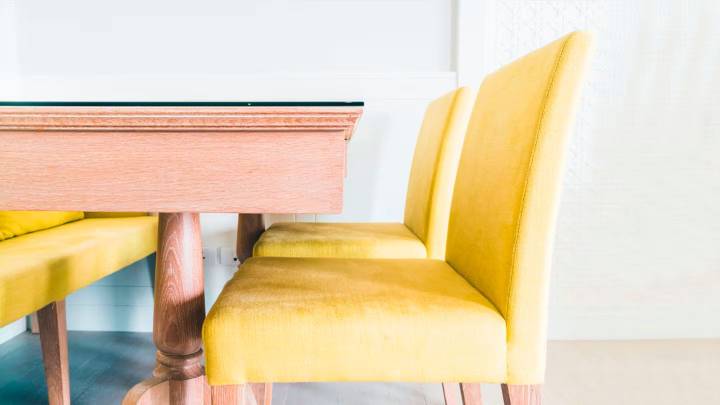 Adiós a las sillas tapizadas: qué material dominará los hogares en 2026