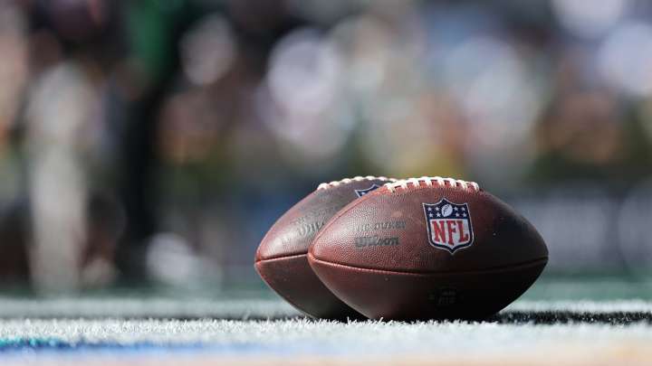 Who is singing the national anthem at Cowboys-Chiefs Thanksgiving game?