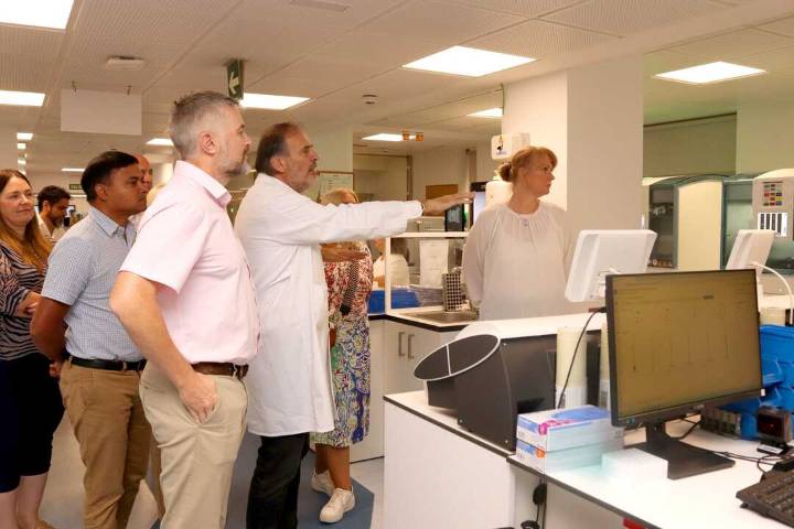 Los laboratorios del Virgen del Rocío y Macarena, visitados por sanitarios ingleses