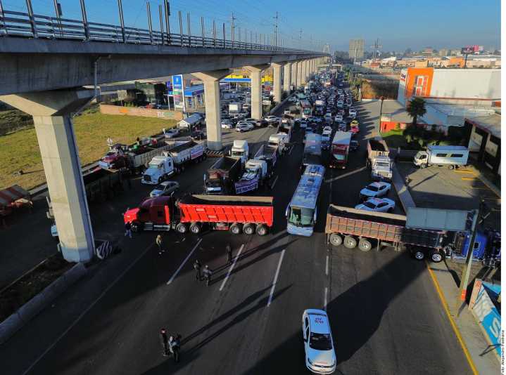Transportistas y campesinos desquician el tráfico carretero en gran parte del país