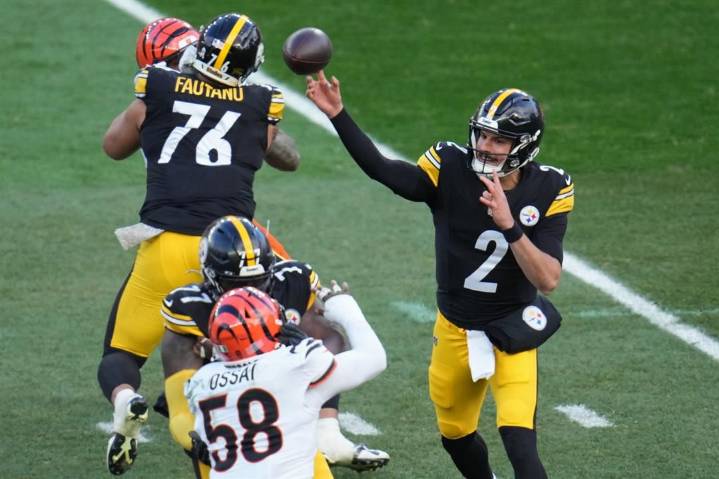 Steelers run past Bengals 34-12 but lose Aaron Rodgers to a left hand injury