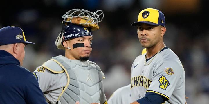 Hoskins, Quintana to become free agents after Brewers decline 2026 options