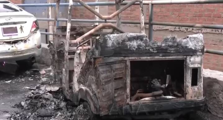 Delincuentes incendian mototaxi en Independencia en las primeras horas del paro de transportistas últimas