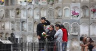 Familias acuden al cementerio El Ángel para honrar a sus seres queridos (GALERÍA)