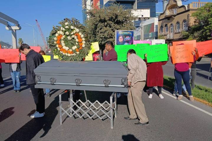 Bloquean avenida Constitución por protesta contra aseguradoras, en Nuevo León