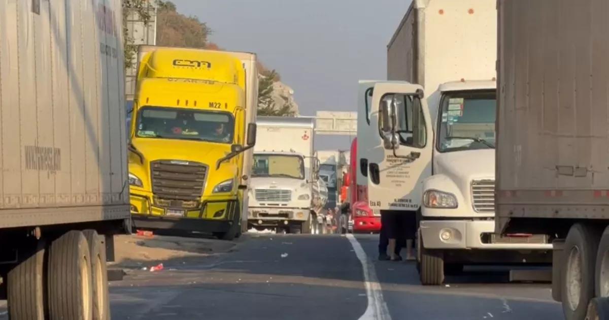 ¡Cuatro días de bloqueos en carreteras de México! Continúa el cierre de autopistas en Jalisco, Michoacán, Guanajuato y Oaxaca