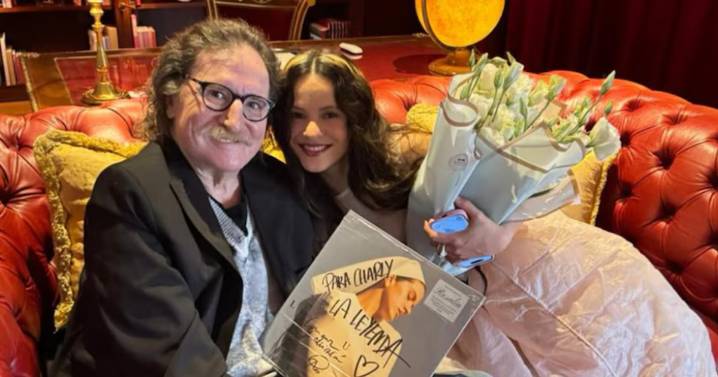 “Para Charly, la leyenda”: el encuentro de Rosalía con Charly García que incluyó intercambio de vinilos