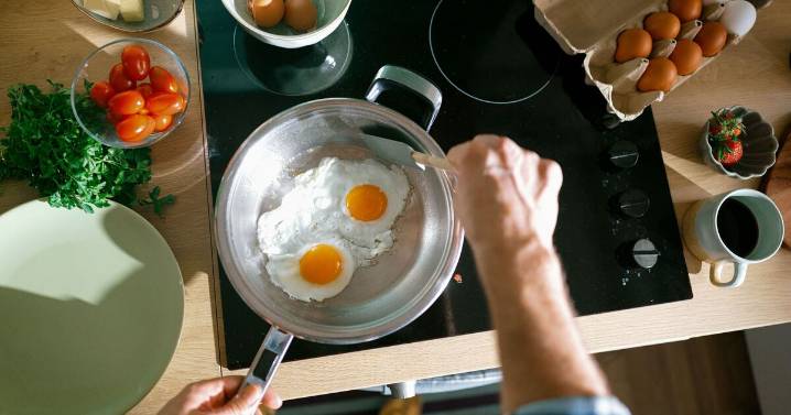 Fried eggs have perfectly cooked yolks when you add 1 item