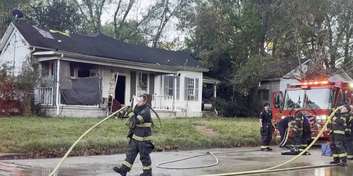 Firefighter injured while fighting house fire