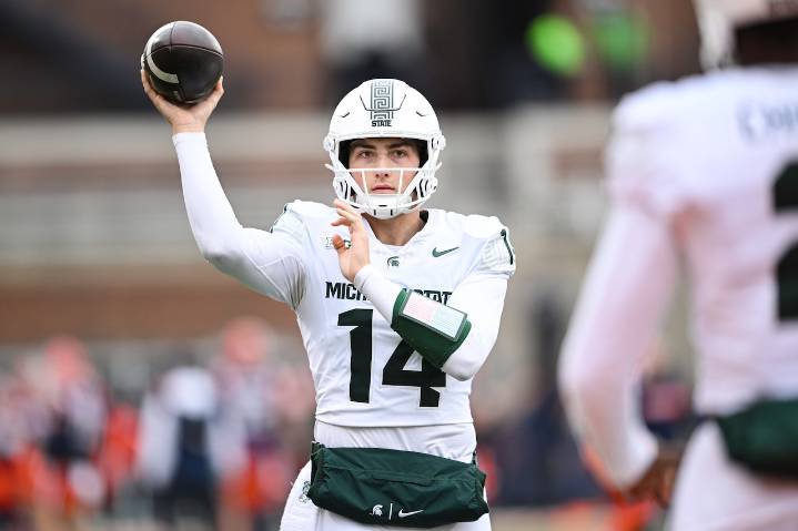 After new QB’s 300-yard game, Michigan State’s Jonathan Smith noncommittal