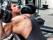 Esta sesión de Schwarzenegger con mancuernas dura sólo 15 minutos