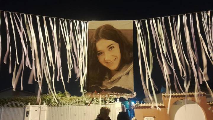 Los asesinos de Cloe en Orihuela Costa buscaron vídeos en internet de crímenes reales para ver cómo matarla