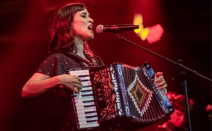 Julieta Venegas llega al mundo de “31 Minutos” en su película “Calurosa Navidad”