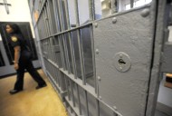 Dos cargos por delitos graves para mujer tras persecución policial en el sur de California