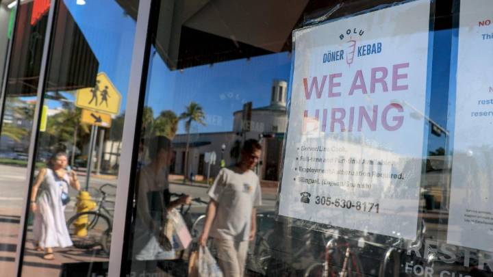 EE.UU. creó 119.000 empleos, más del doble de lo previsto, y complica la decisión de la Fed