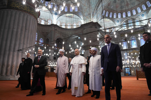 Papa visita Mezquita Azul de Estambul sin detenerse a rezar; se enfoca en unificar a cristianos