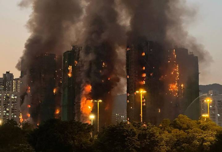 Qué pasó. Al menos cuatro muertos al incendiarse un complejo residencial en Hong Kong