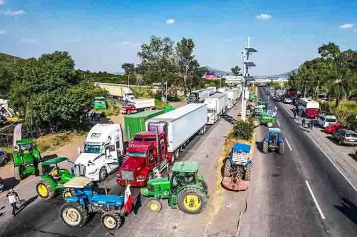Agricultores y trasportistas continúan con bloqueos carreteros