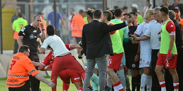 “Vamos a hablar y te voy a romper todo”: la respuesta del árbitro Andrés Gariano a Kudelka en el escandaloso final de Barracas