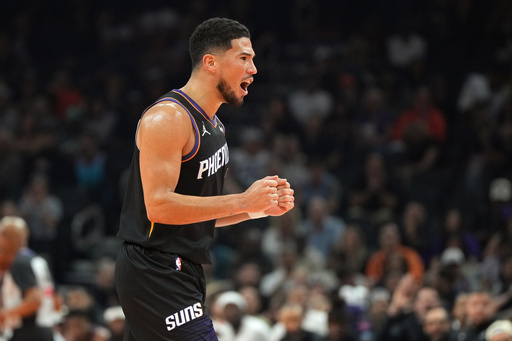 Booker anota 36 puntos para que Suns arrollen 118