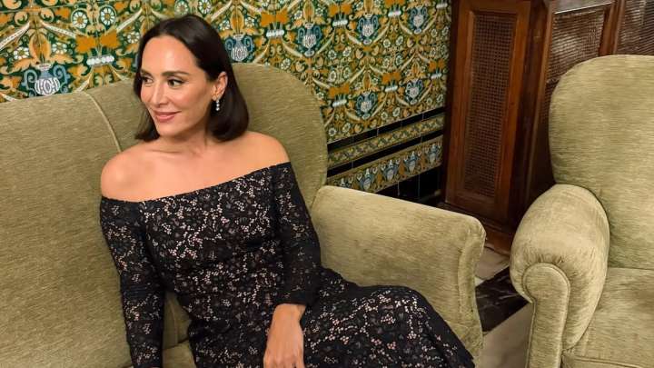 Tamara Falcó celebra sus 44 años con un vestido satinado de Mangocon escote infinito