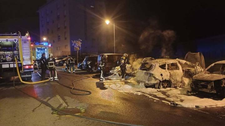 Extinguido un incendio que calcinó varios vehículos en Avilés