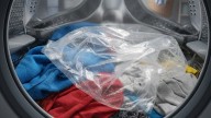 Poner una bolsa de plástico en el lavarropas: para qué sirve y por qué lo recomiendan
