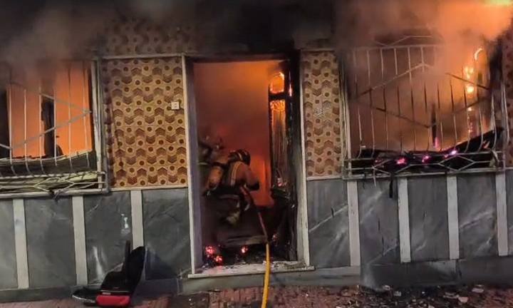 Arde una vivienda unifamiliar en Águilas y los bomberos deben regresar tras reavivarse las llamas