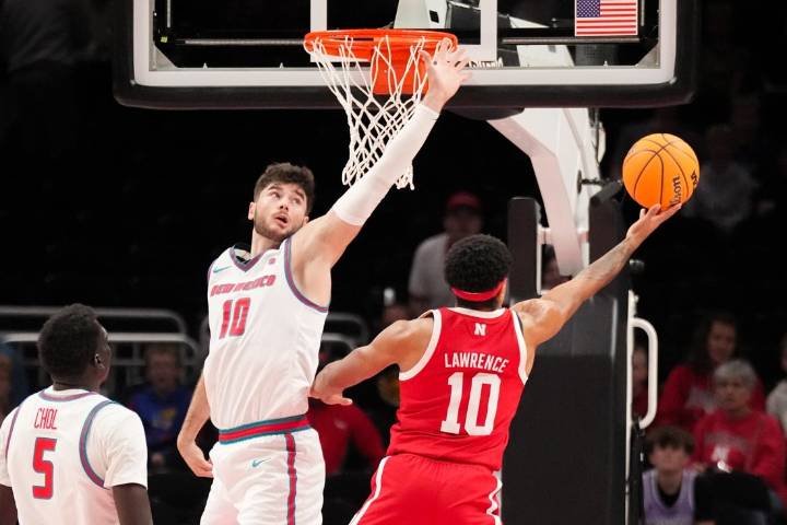 Deadspin | Jamarques Lawrence, Nebraska extend nation's longest win streak