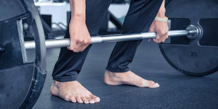 Por qué entrenar descalzo puede fortalecer pies y reducir el riesgo de lesiones, según una experta