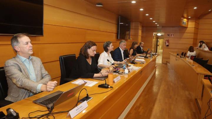 La UDC da dos años a la Xunta para descentralizar Medicina y dejar en suspenso el nuevo grado