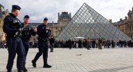 Arrestan a dos sospechosos por el robo en el Louvre; liberan a tres detenidos