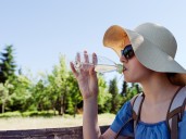 Dermatólogos promueven recuperar hábitos ancestrales buenos y baratos para protegerse del sol